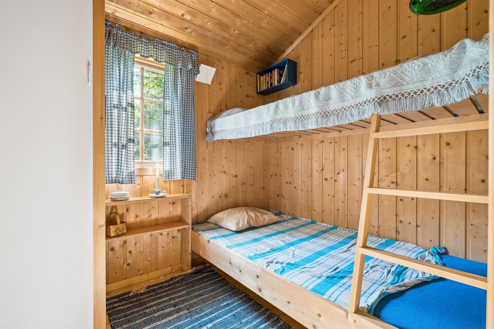 Det tredjesoverommet har også plass til køyeseng/enkeltseng med tilhørende møblement. Galleribilde