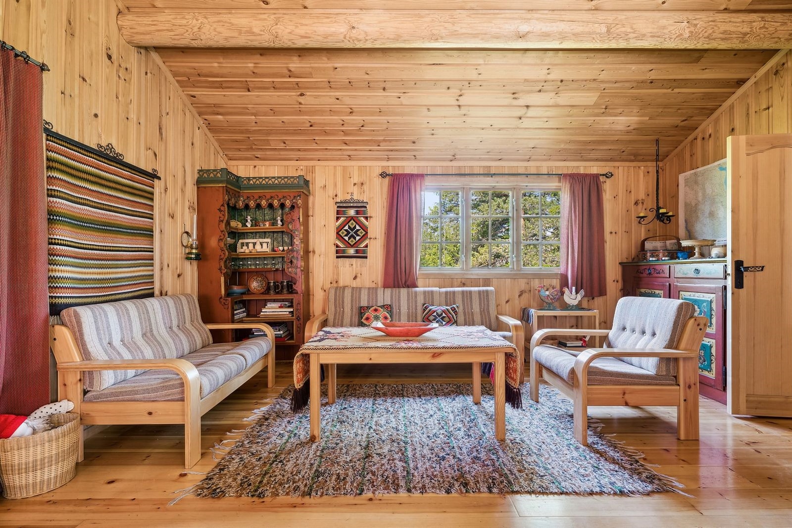 Stuen er romslig med god plass til å innrede etter eget ønske. Galleribilde