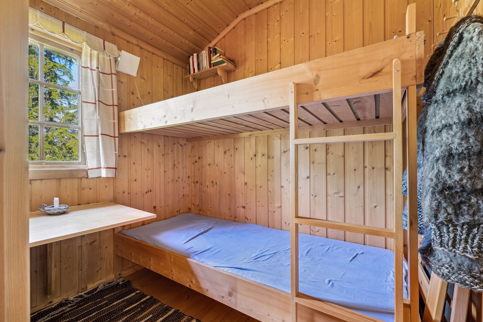 Det andre soverommet har plass til køyeseng, og har mulighet for nattbord/kommode. Galleribilde