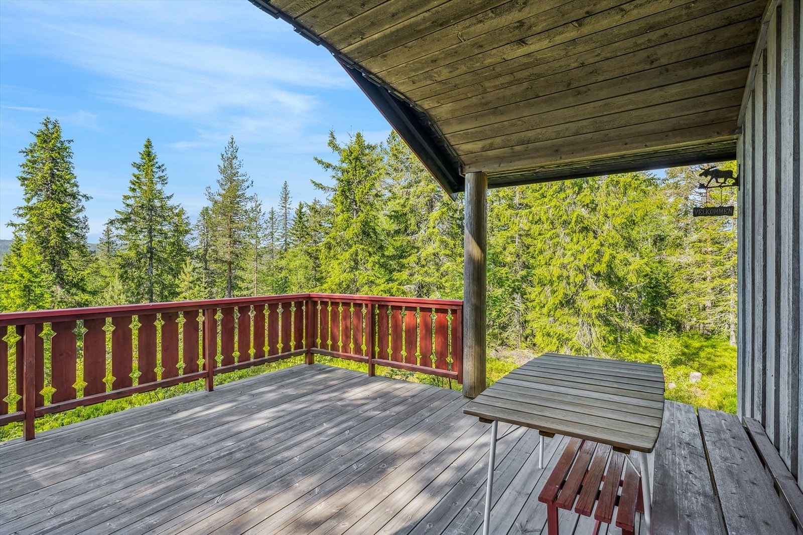 Hytten ligger i et område har flott natur med turmuligheter til bla Høgfjell og Gyranfisen, samt mange nærliggende topper for kortere turer. Galleribilde