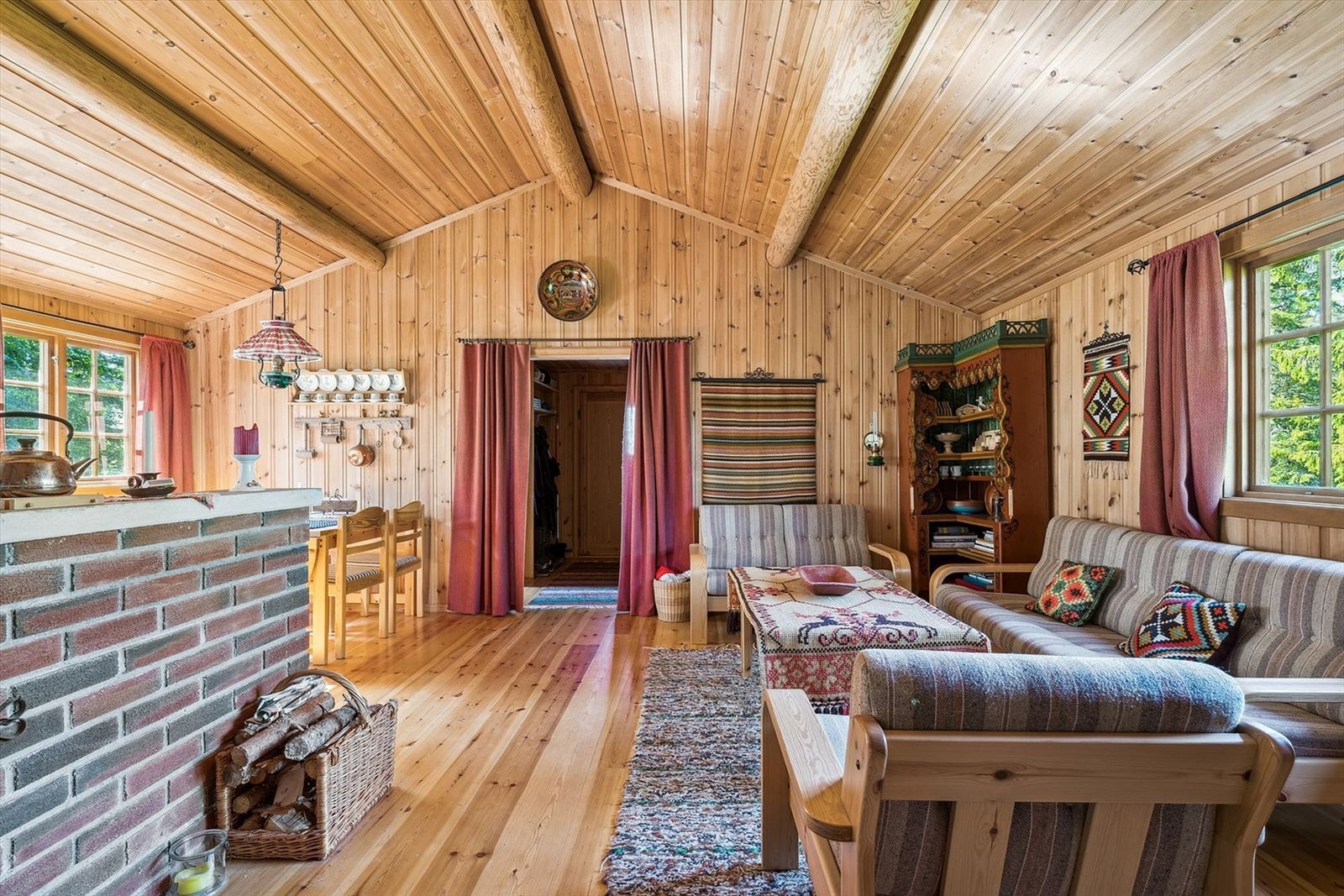 Hytten har åpen stue- kjøkkenløsning som gir hele hytten et sosialt preg. Galleribilde