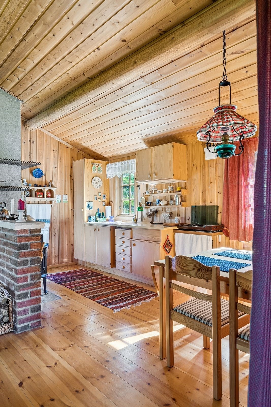 Kjøkkenet har godt med skap - og benkeplass. Galleribilde