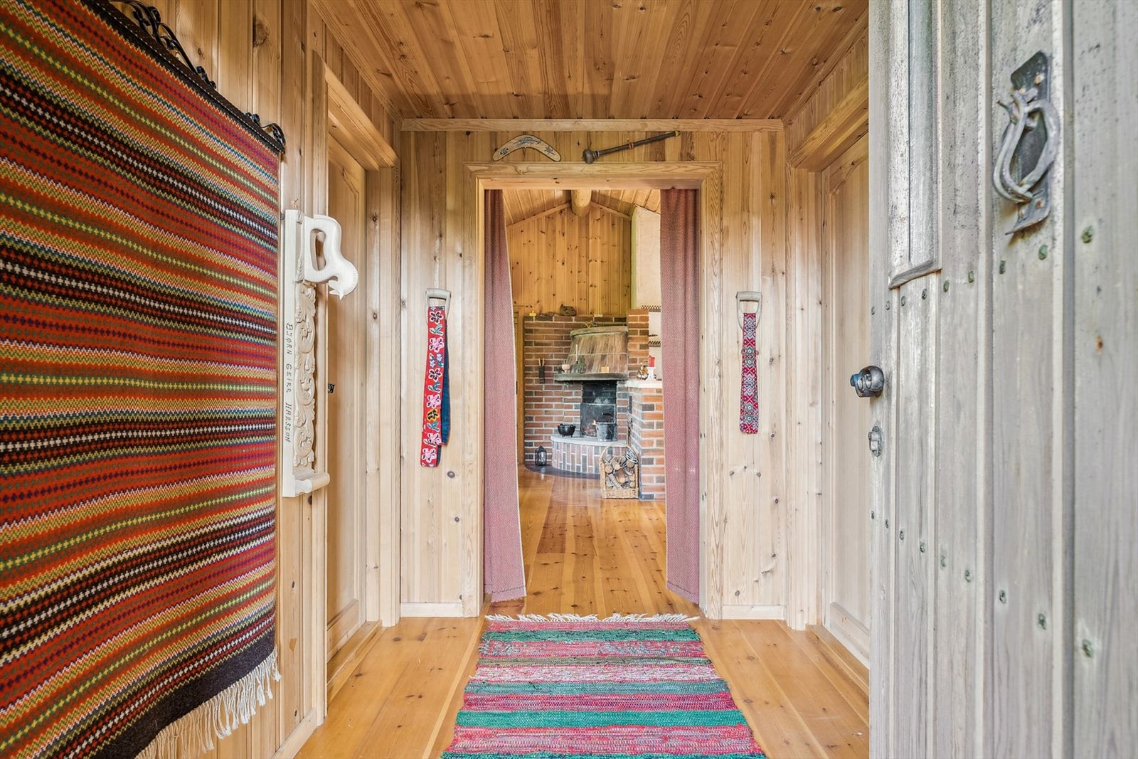 Hytten har en trivelig entré med plass til å henge fra seg. Galleribilde