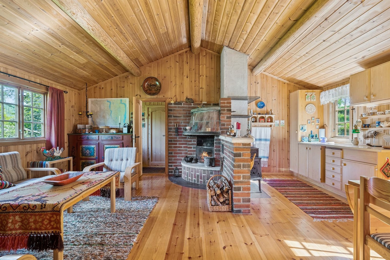 Hytten har en trivelig stue med mye naturlig lysinnslipp som får stuen til å virke lys og åpen. Galleribilde