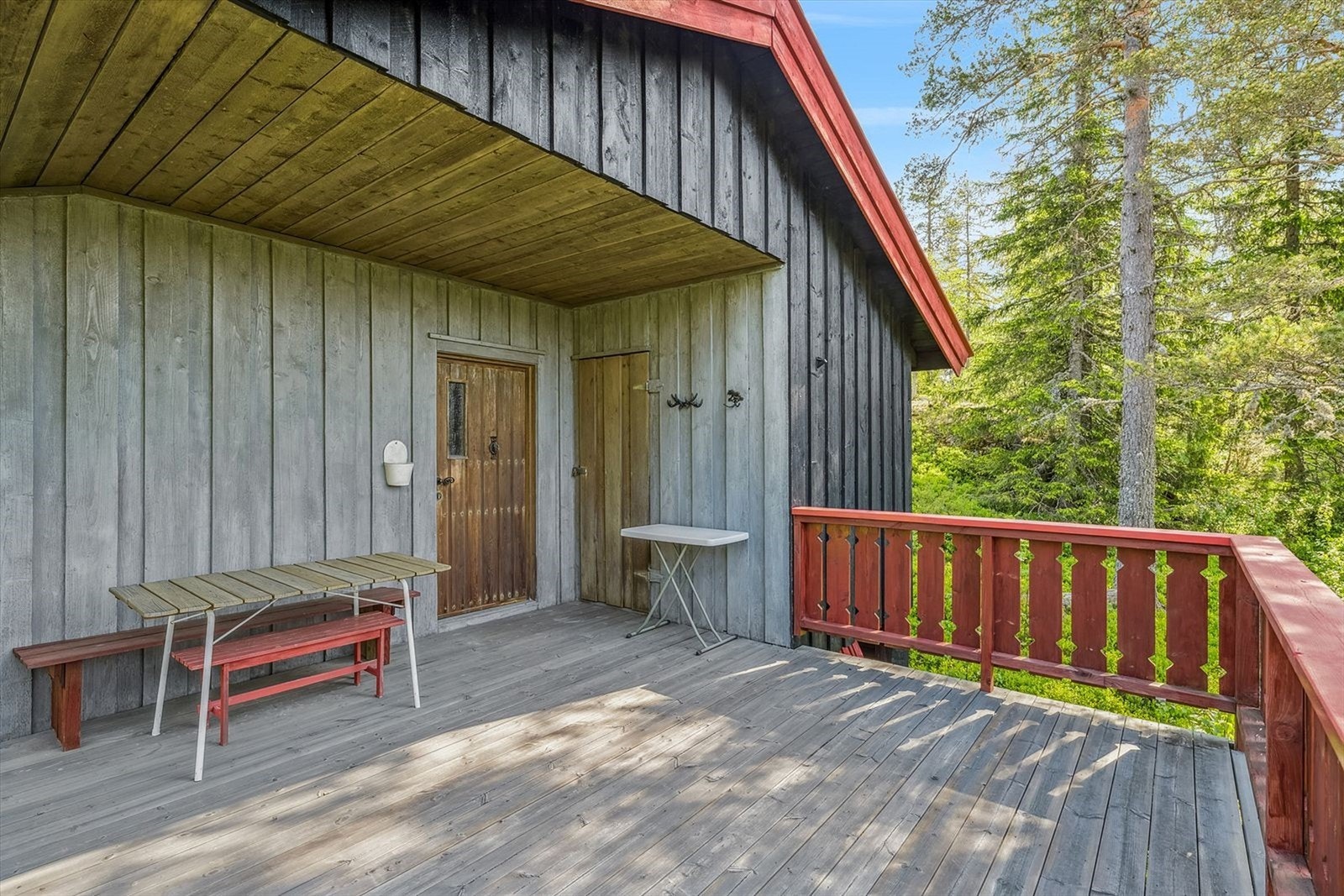 Hytten har en romslig terrasse med trykkimpregnert gulvbjelker og spaltegulv. Galleribilde