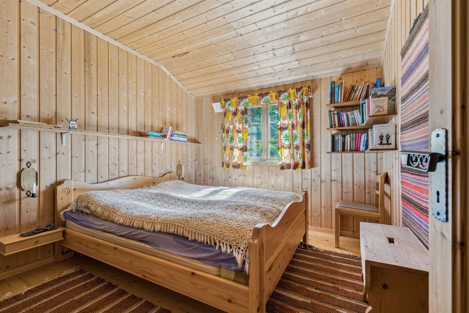 Hovedsoverommet er av romslig størrelse, og har god plass til dobbeltseng med tilhørende møblement. Galleribilde