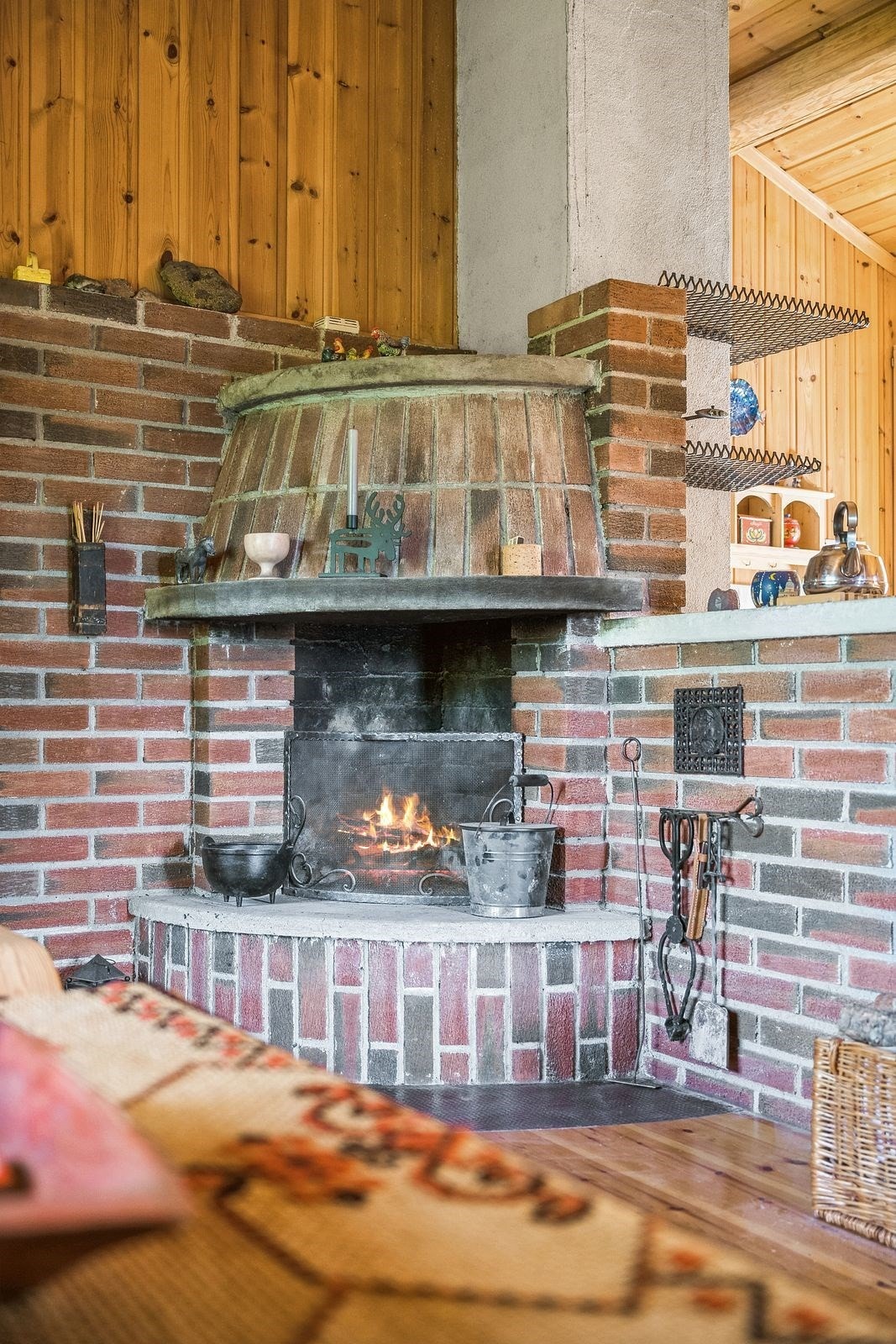 Peisen varmer godt på kaldere dager, og gir stuen en lun følelse. Galleribilde