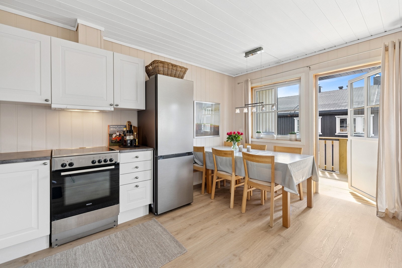 Kjøkkeninnredningen har gode arbeidsflater på benken og rikelig med oppbevaringsplass i skap og skuffer Galleribilde