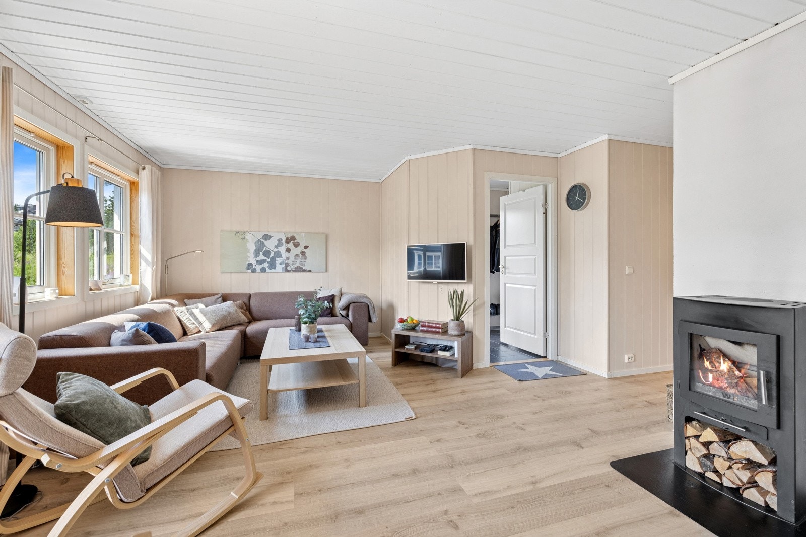 Den åpne stue- og kjøkkenløsningen i leiligheten gir god romfølelse og fine sosiale soner Galleribilde