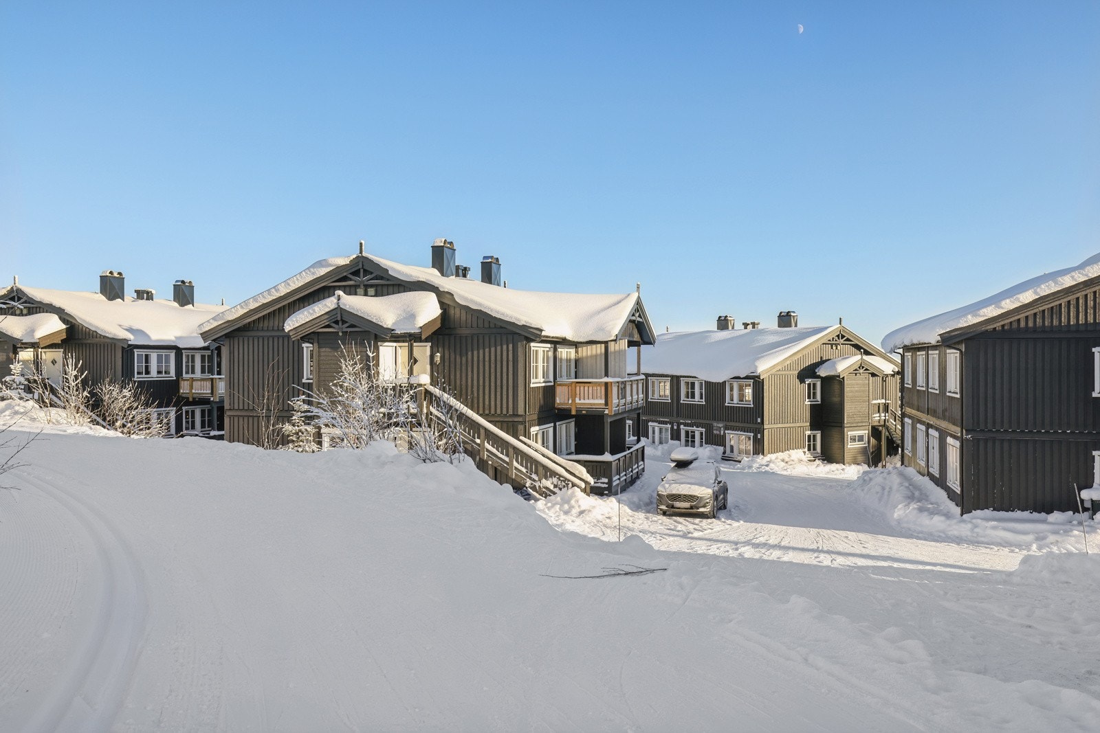 Bilde tatt i skiløype som virkelig gir ski inn/ski ut til alpinanlegget og langrennsløyper som tar deg opp til snaufjellet Galleribilde