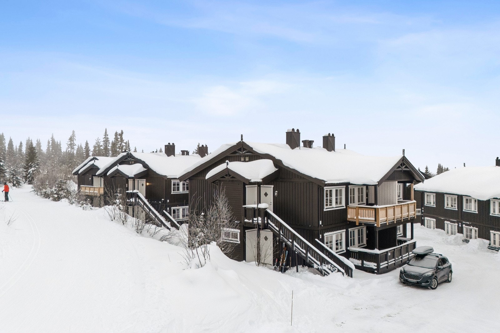 Leiligheten ligger tilbaketrukket til men samtidig sentralt med kun ca 5 min gange opp til hotellet med spa-avdeling, bar/afterski og restaurant. Galleribilde