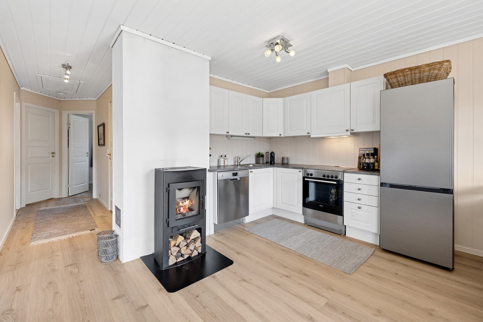 I stuerommet er det også en peisvedovn som gir ekstra varme ved behov. Galleribilde