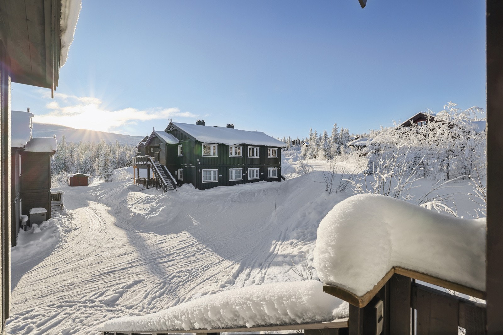 Utsyn mot fjellet fra trappen viser de solrike forholden leiligheten har. Galleribilde