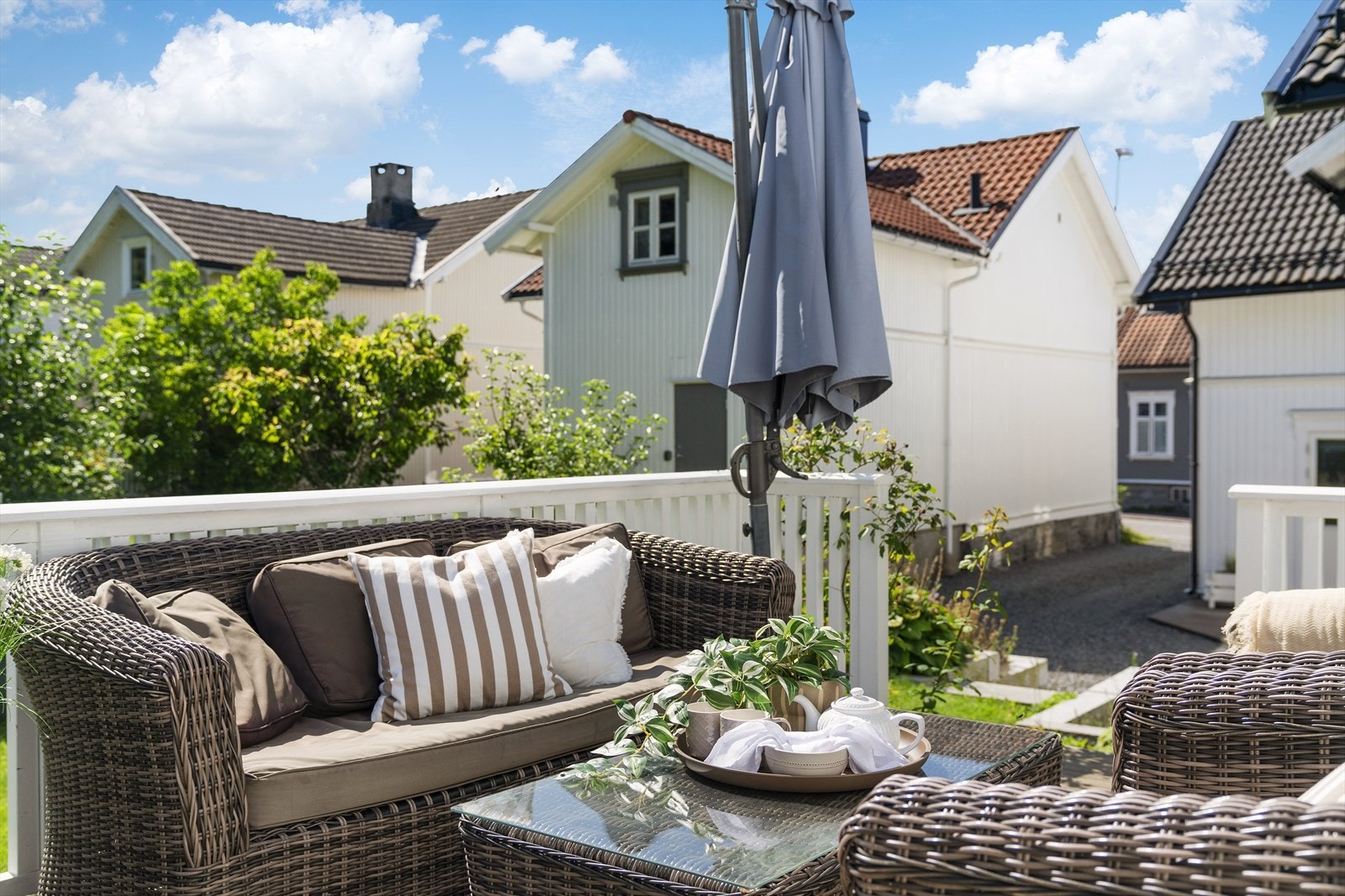 Det er flere solrike og skjermede utplasser med god plass til flere sittegrupper. Galleribilde