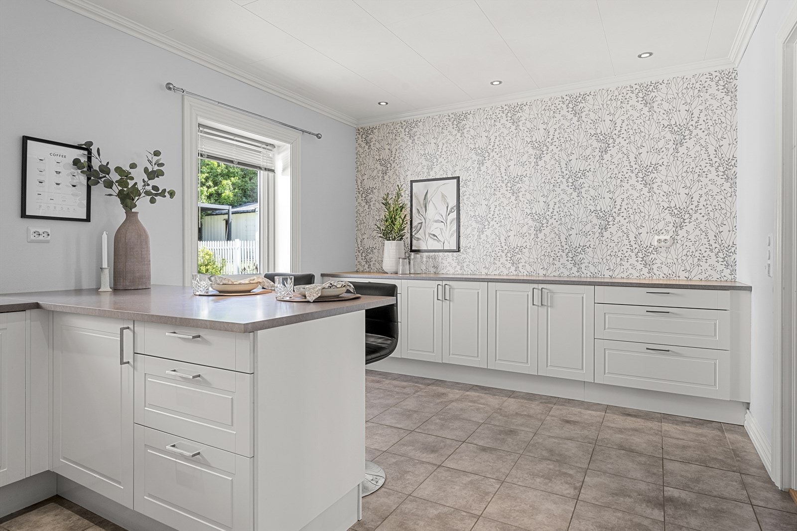 Det er rikelig med både oppbevaringsplass og arbeidsplass på dette kjøkkenet Galleribilde