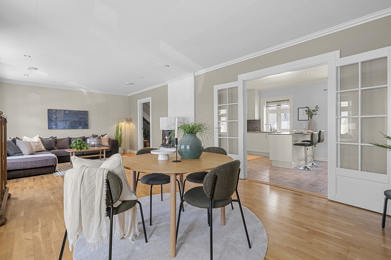 Spisestue er praktisk plassert utenfor kjøkkenet Galleribilde