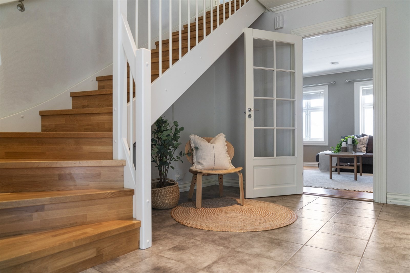 Velkommen inn til stor flislagt hall med varme i gulv. Trapp opp til boligens 2. etasje Galleribilde