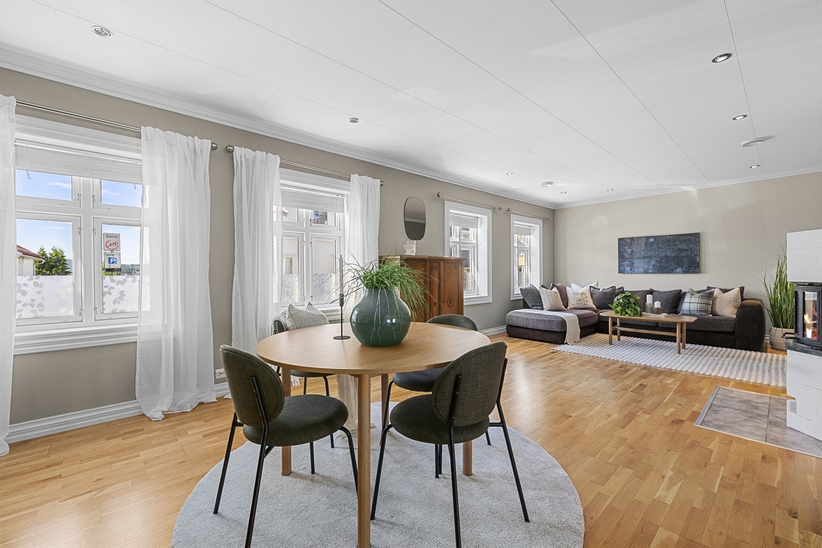 Store vinduer gir fint med lys inn i dette rommet Galleribilde