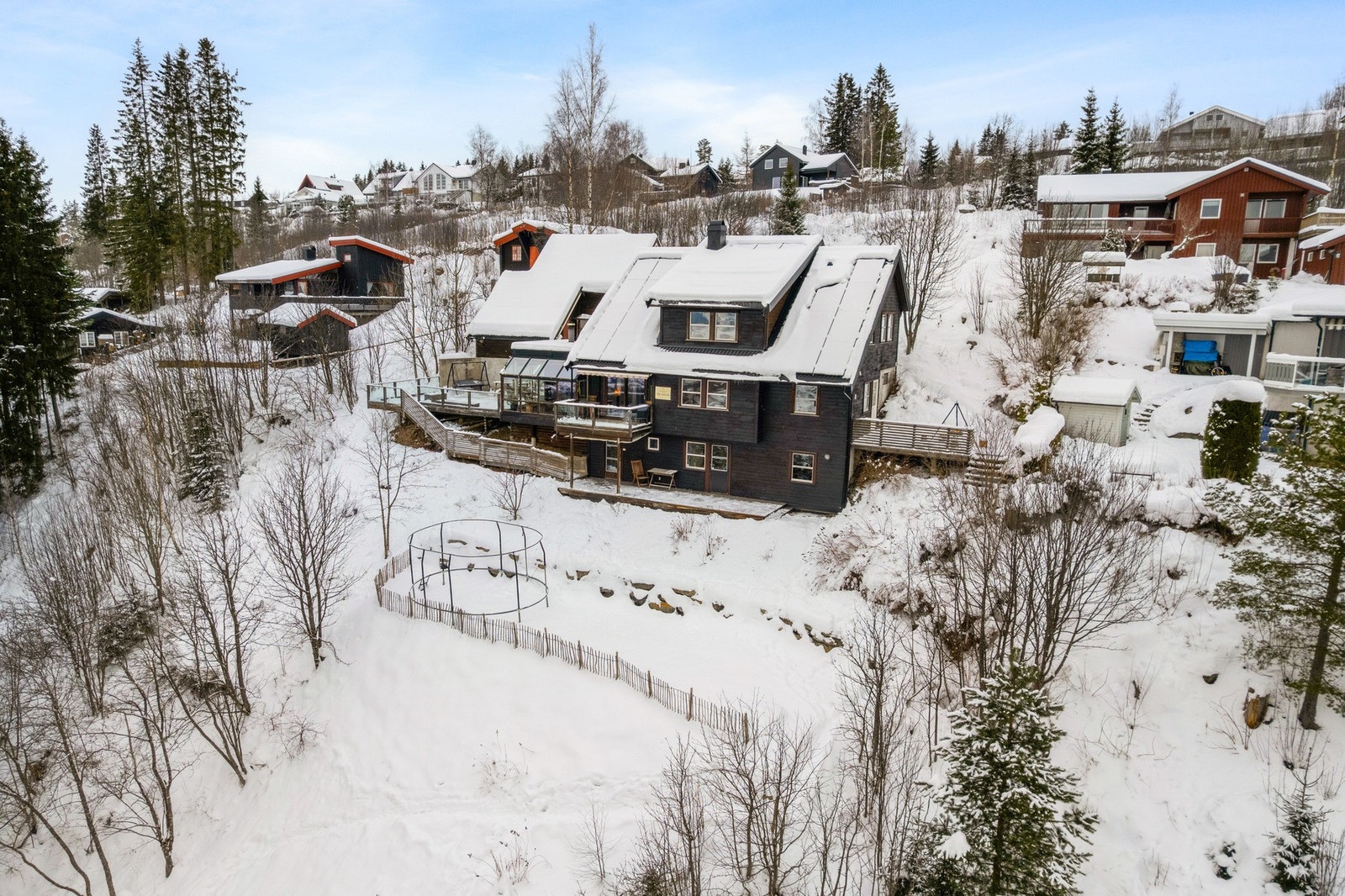 Skrå tomt, terrassert og opparbeidet de senere år Galleribilde