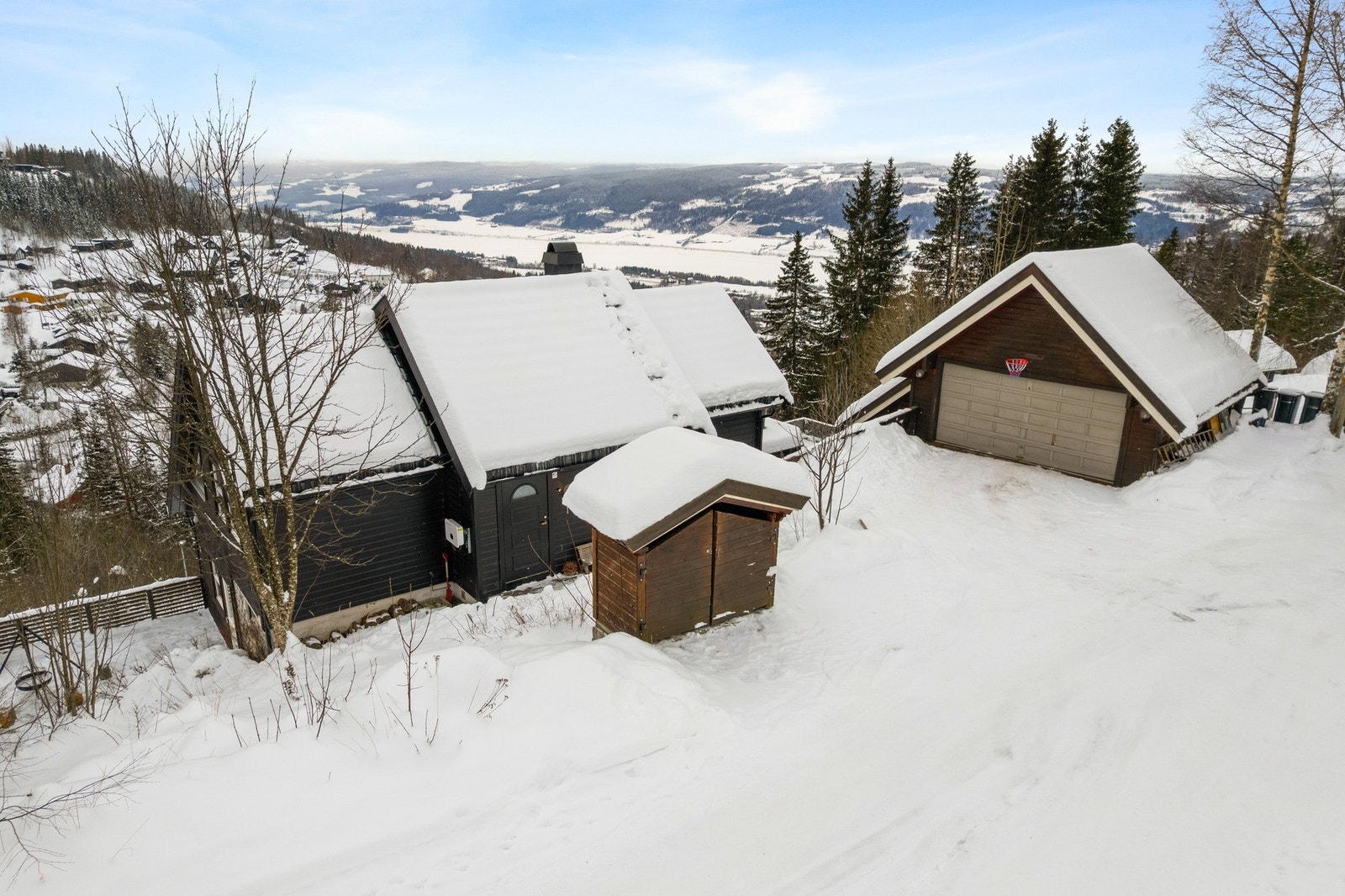 Dobbeltgarasje med parkering foran denne Galleribilde
