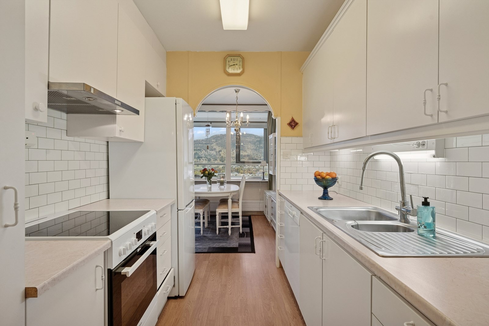 Plass for frittstående hvitevarer som komfyr, oppvaskmaskin og kjøl/frys. Galleribilde