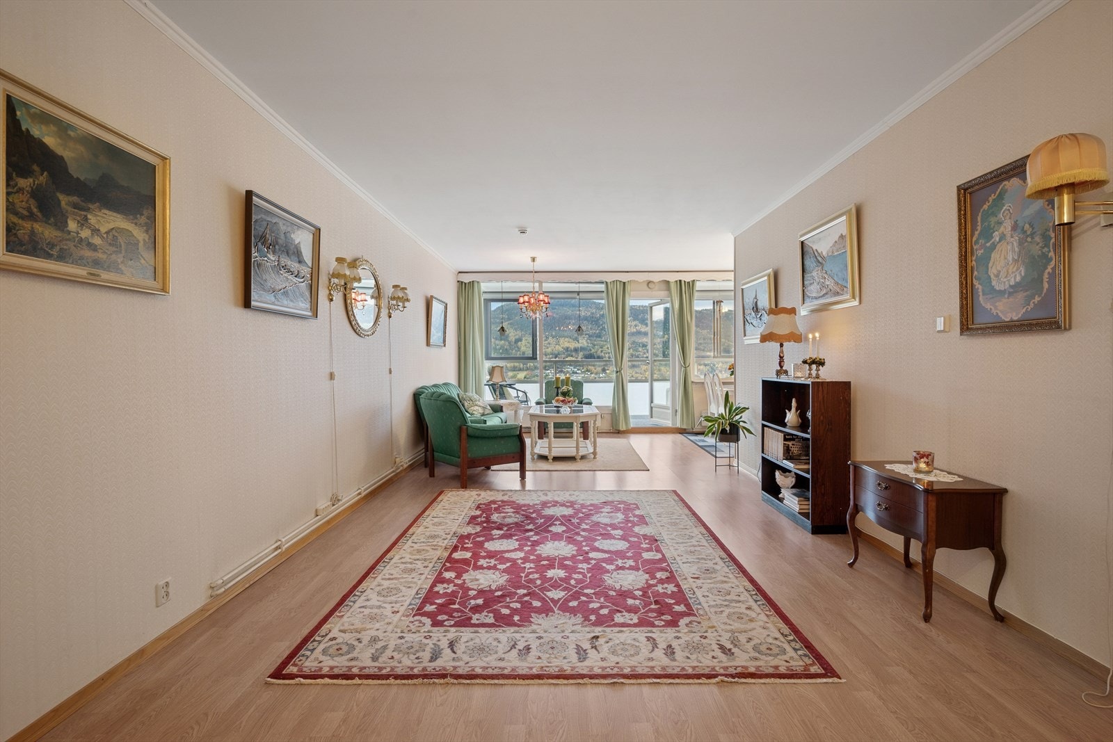 Vi beveger oss videre inn i en lys og koselig stue. Galleribilde