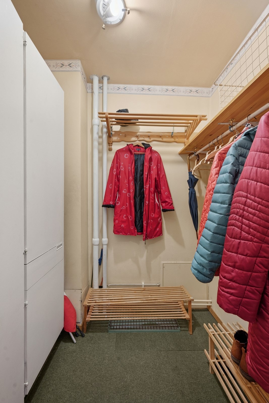 Innvendig bod/walk-in garderobe med adkomst fra entré. Galleribilde