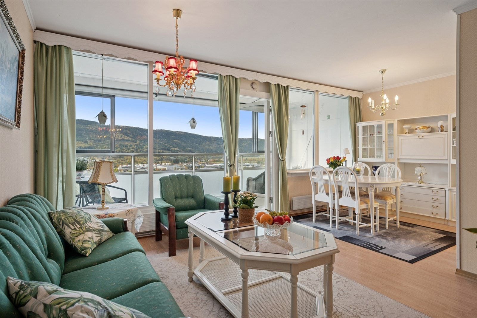 Leiligheten varmes opp med vannbåre varme via radiatorer. Galleribilde