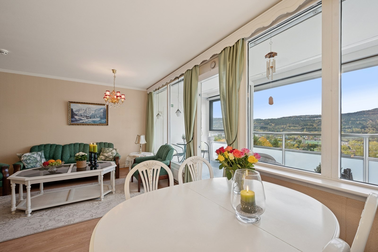 Spisegruppen tar plass i egen sone og inviterer til sosiale og hyggelige måltider med kjent og kjære. Galleribilde