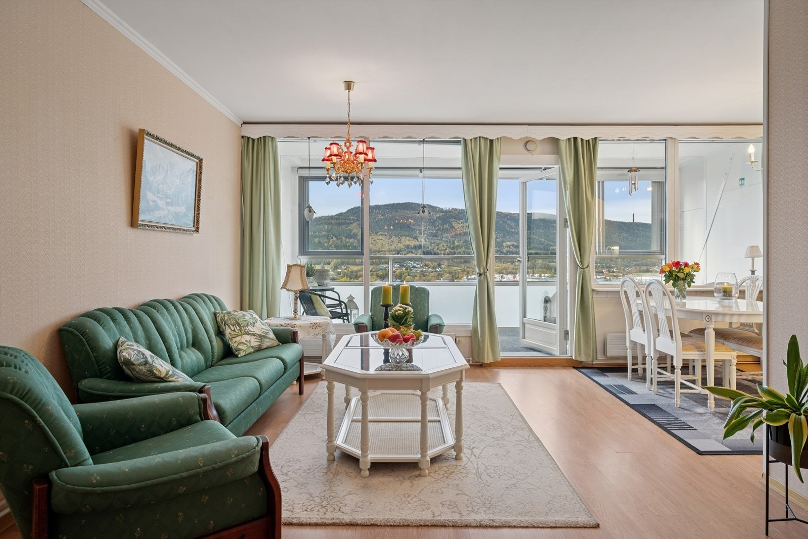 Gode vindusflater sørger for at rommet får godt med naturlig lys. Galleribilde