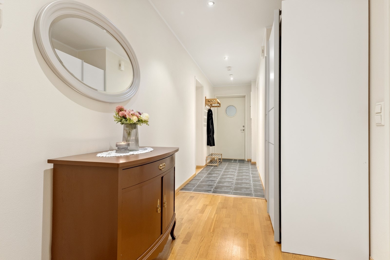 Velkommen inn! Entré/gang gir adkomst til begge bad og soverom før du kommer videre inn i stue og kjøkken. I tillegg til skyvedørsgarderobe er det god veggplass som gir fleksible løsninger for oppheng av klær og sko, eller annet oppbevaringsmøblement. Galleribilde