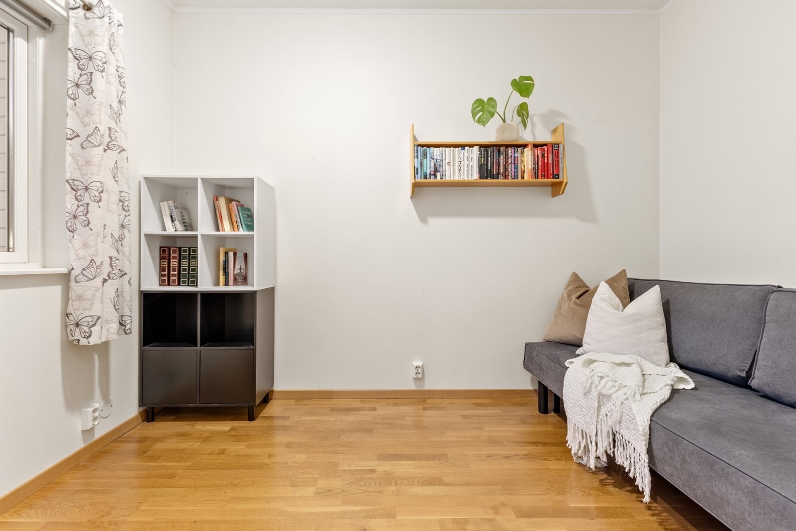 Soverom 2. Innvendig standard med parkett på alle gulv i tørre rom, og keramiske fliser på bad og i inngangssone. Slette strier på vegger, og fliser på bad. Malt gipshimling i alle rom. Galleribilde