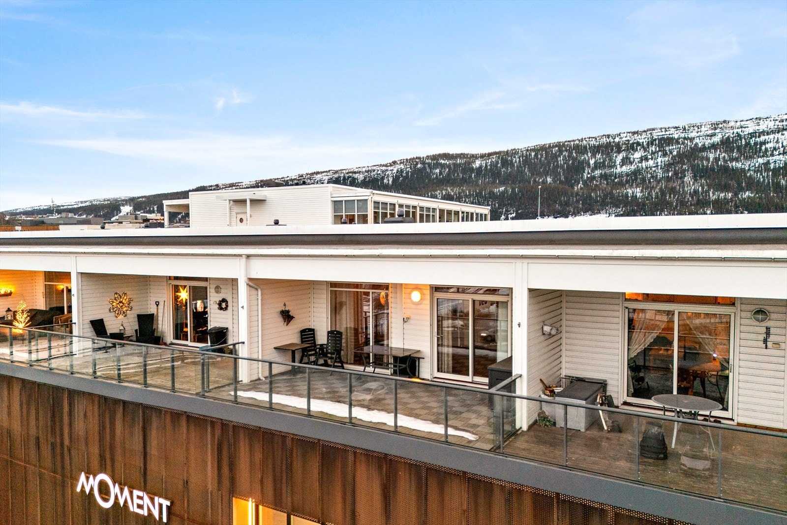 Fra stuen er det utgang til en romslig terrasse på ca. 25 m2. Terrassen er delvis takoverbygget, noe som gjør den enda mer praktisk og anvendelig i bruk. Galleribilde