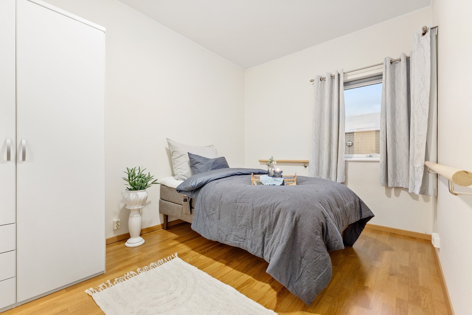 Hovedsoverommet er av god størrelse og har direkte adkomst til eget privat bad. Galleribilde