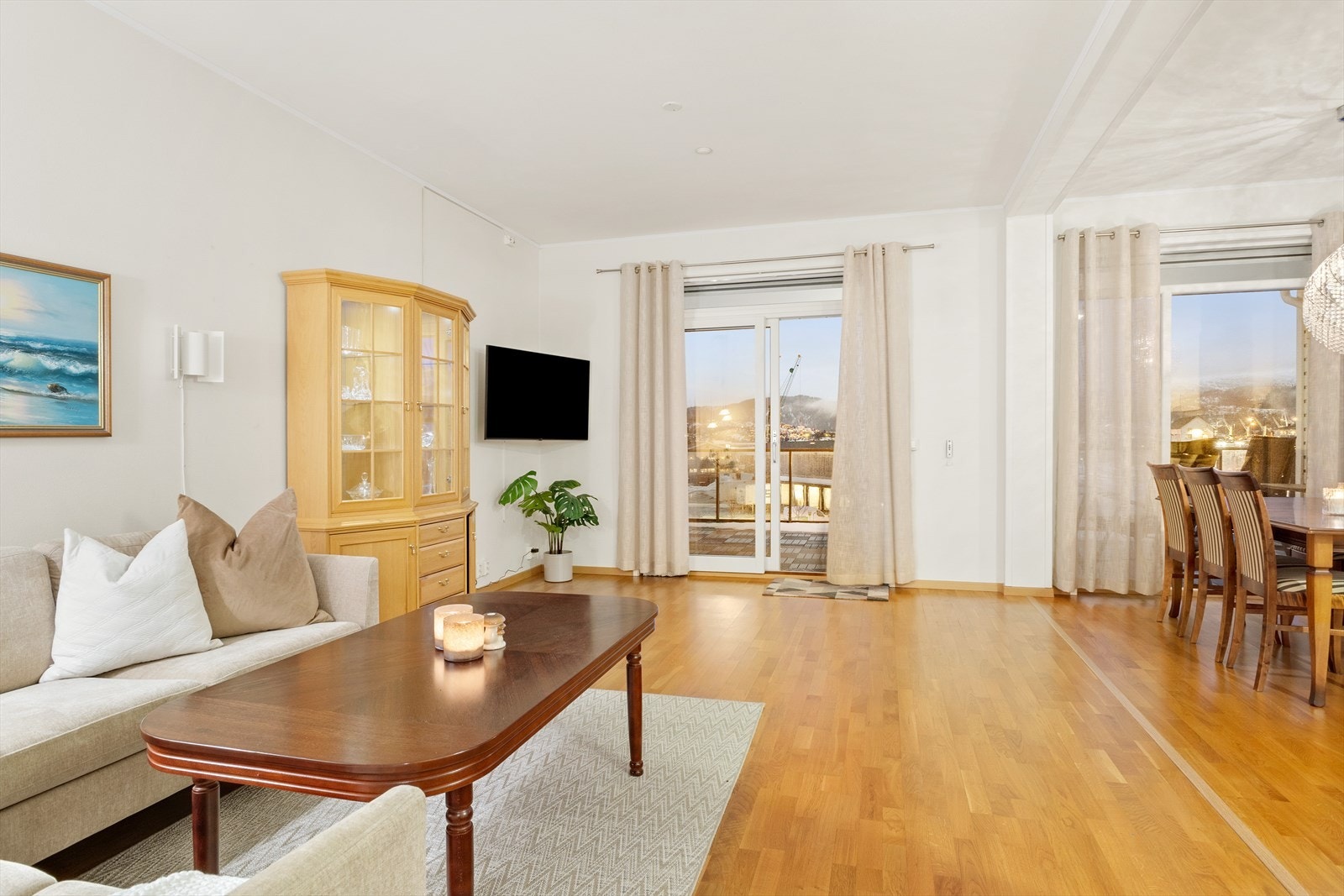 Velkommen til en koselig og godt planløst 3-roms leilighet i Fjordsenteret borettslag! Foto: Marte Hansen. Galleribilde