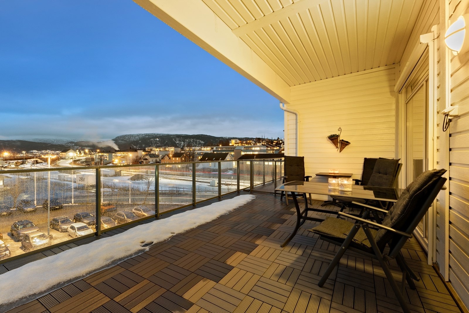 Fra stuen er det skyvedør ut til den romslige terrassen. Rekkverket er i senere tid byttet i regi av borettslaget, og eier har fått lagt nytt vedlikeholdsfritt dekke av plast. Galleribilde