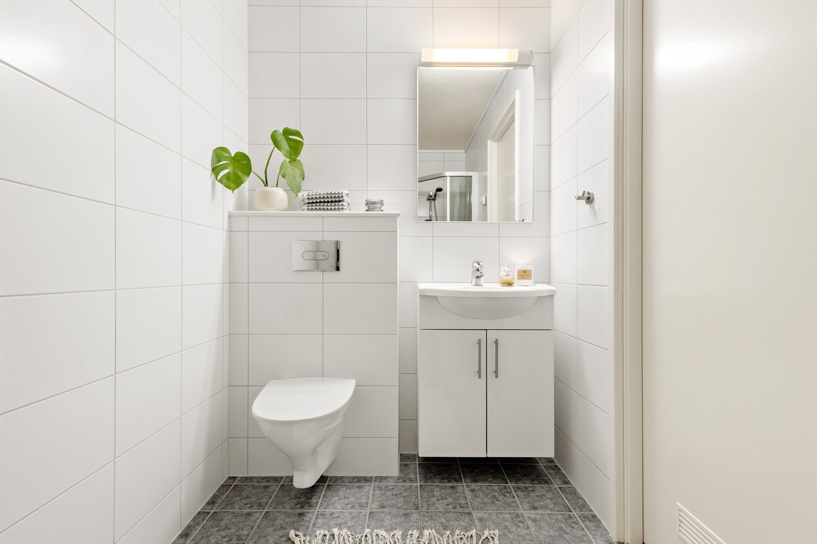 Bad/vaskerom som nås via gang er også utstyrt med opplegg for vaskemaskin, stikk til tørketrommel og dusjkabinett. Med to bad får du god flyt i hverdagen både for familien og gjester. Galleribilde