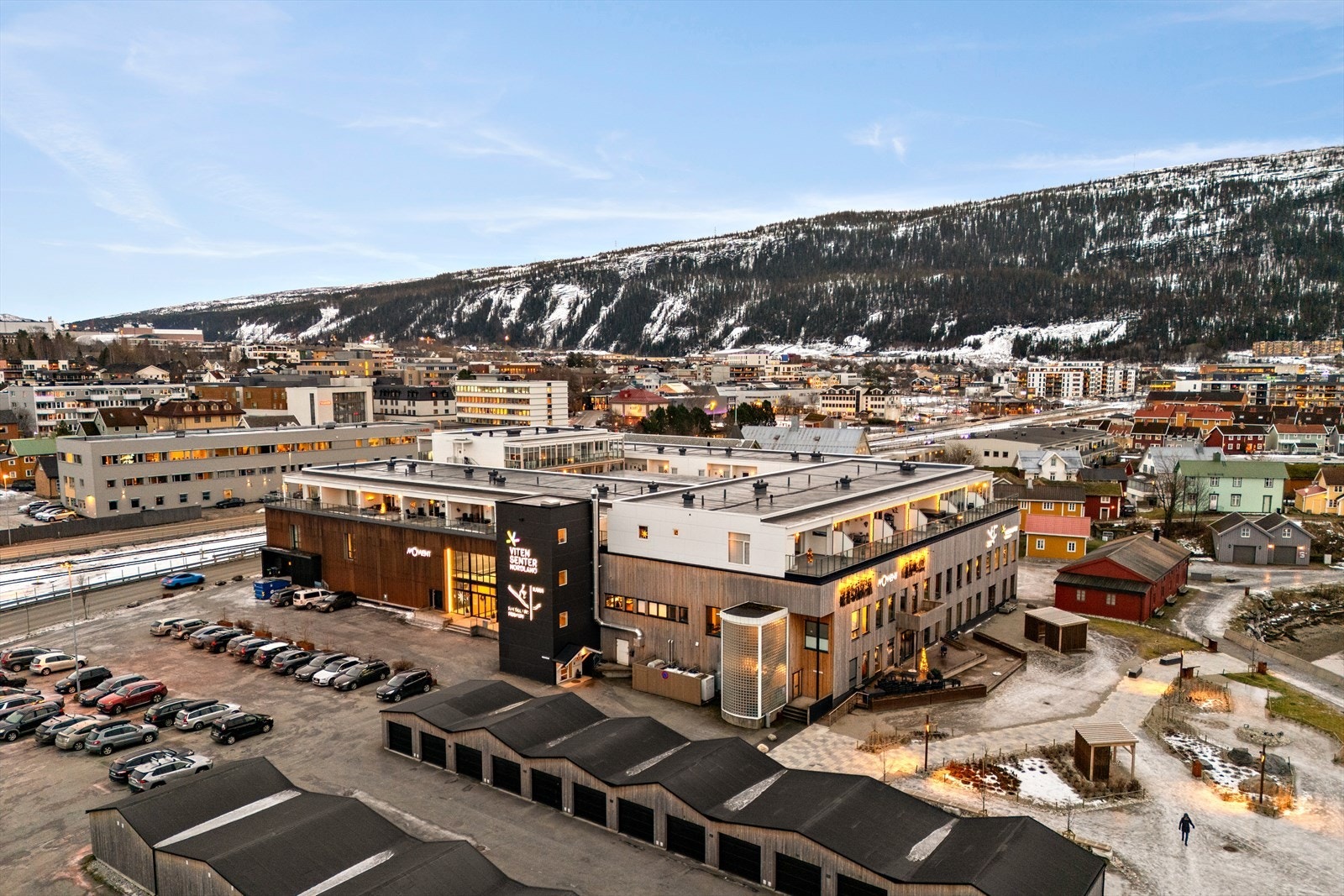 Leiligheten befinner seg i et kombinasjonsbygg og har blant annet Vitensentret og Sjyen restaurant i samme bygg. Egen inngangsdør til borettslaget fra utsiden med innvendig trapperom og heis. Galleribilde