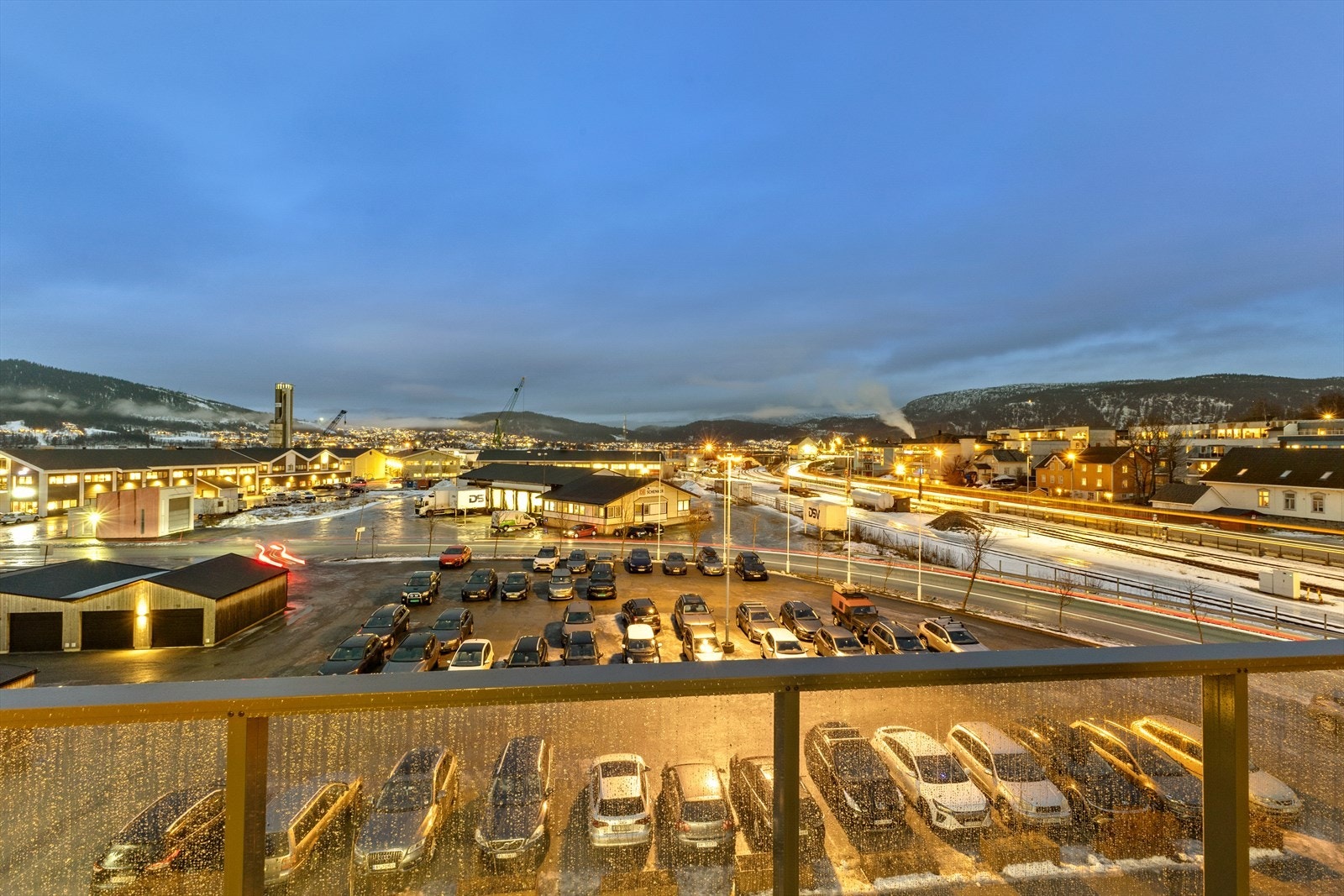 Leiligheten er nordvendt med fin utsikt i retning mot blant annet nærliggende bebyggelse, indre del av Ranfjorden, Båsmo og Snøfjellet. Galleribilde