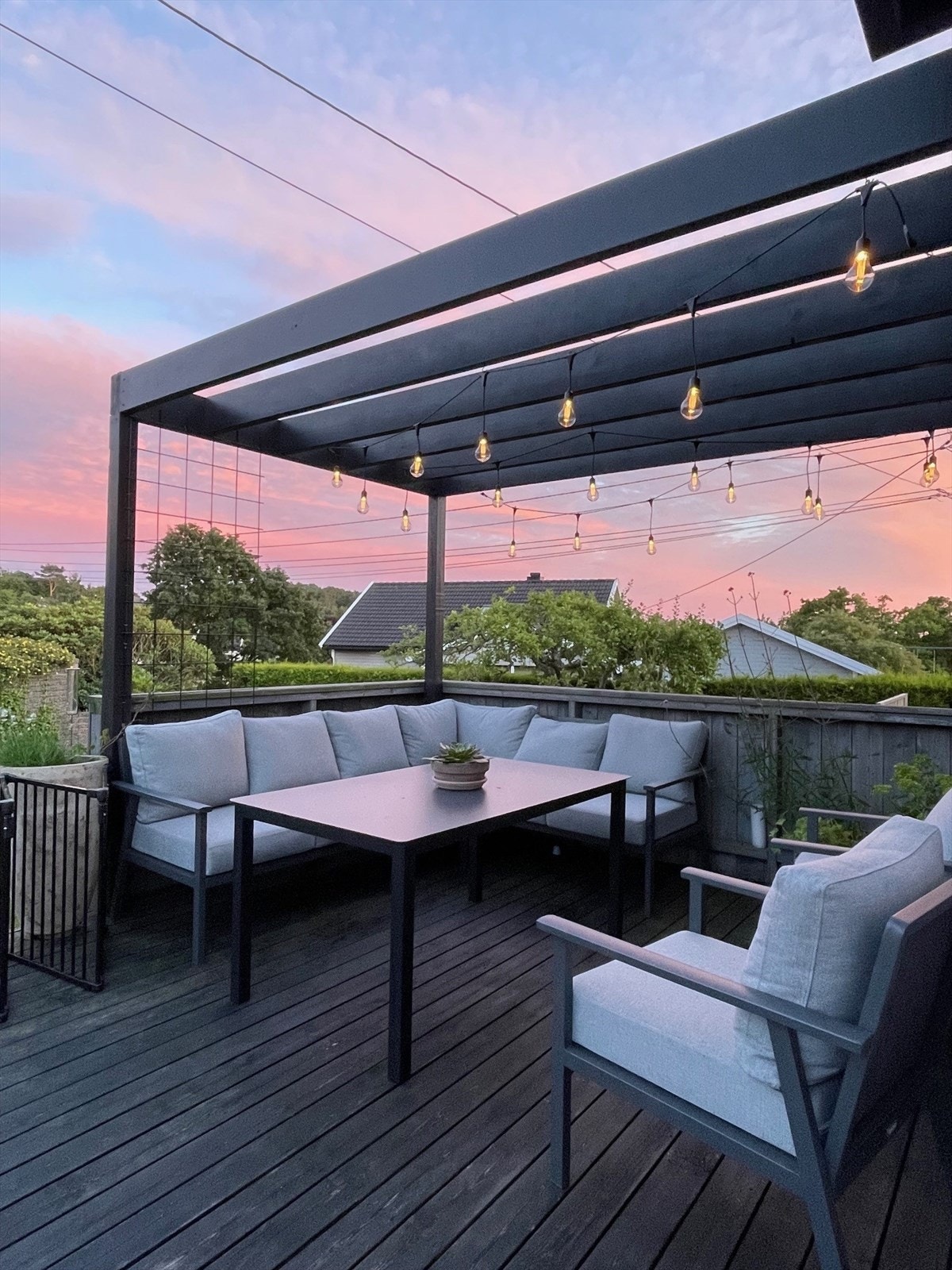 Sommerhilsen fra selger med vakker himmel og beplantning som sier at det er vår/sommer. Galleribilde