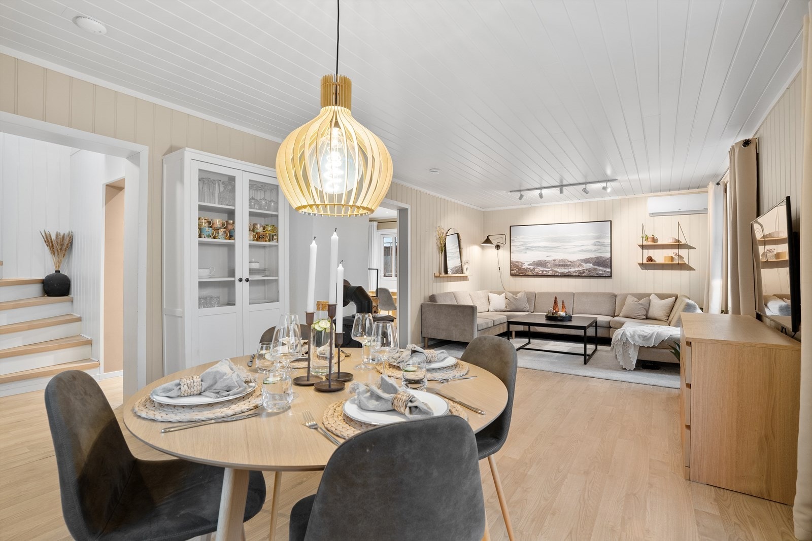 Eneboligen er blitt betydelig pusset opp og i 2015 ble kledning, vinduet og yttertak skiftet. Det er også satt opp utebelysning, anlagt hage med plantebed, terrasser og pergola. Det er god plass til å parkere biler, samt at det er satt opp el-lader. Galleribilde