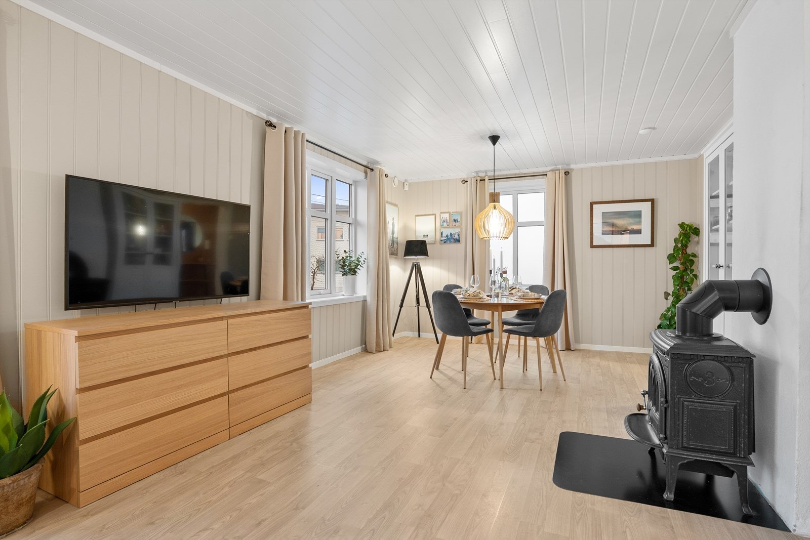 I den store stue- og spisestuen er det god plass til å være mange! Du har plass til et stort langbord med tilhørende stoler, samtidig som det er plass til sofa med sofabord mm. I rommet er det satt inn varmepumpe som gir jevn oppvarming. Galleribilde