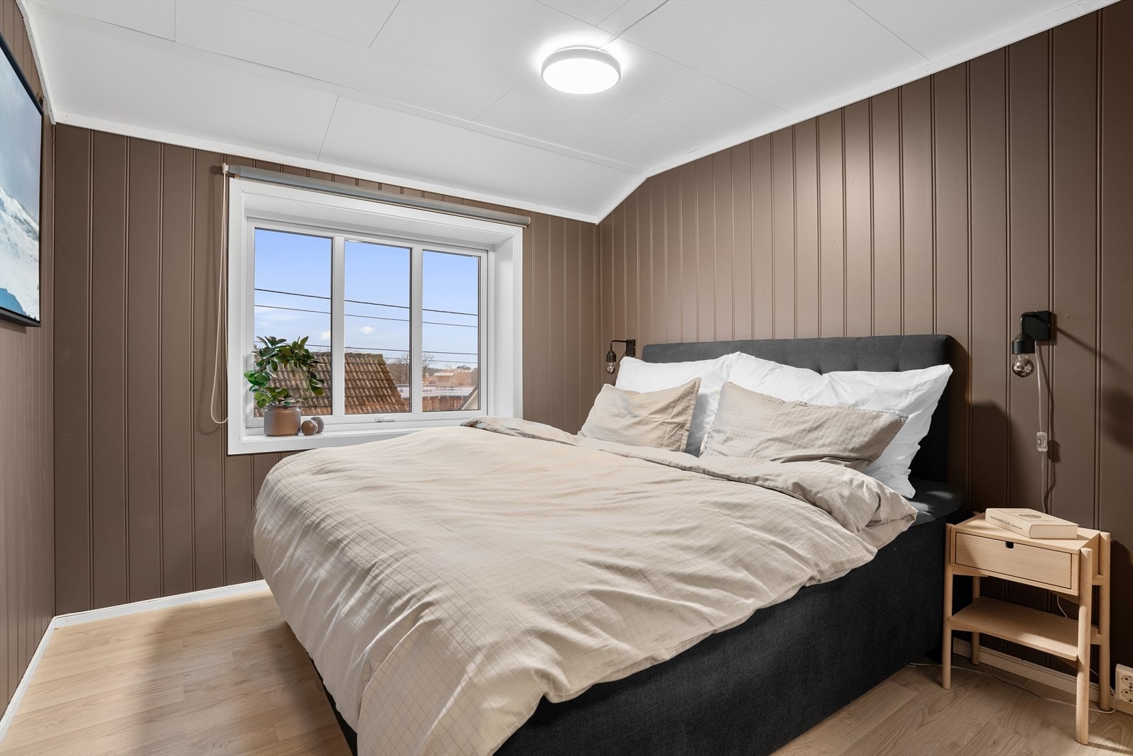 Hovedsoverommet ligger vegg i vegg og er av god størrelse med plass til dobbeltseng med tilhørende nattbord. Galleribilde