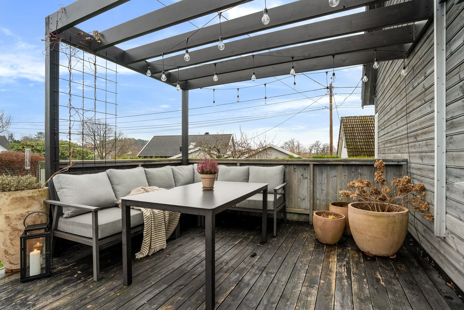 Denne uteplassen er godt benyttet av nåværende eiere i vår- og sommerhalvåret. Det er enkel tilkomst med verandadør direkte inn på kjøkkenet, og videre er det trapp ned til hagen. Galleribilde