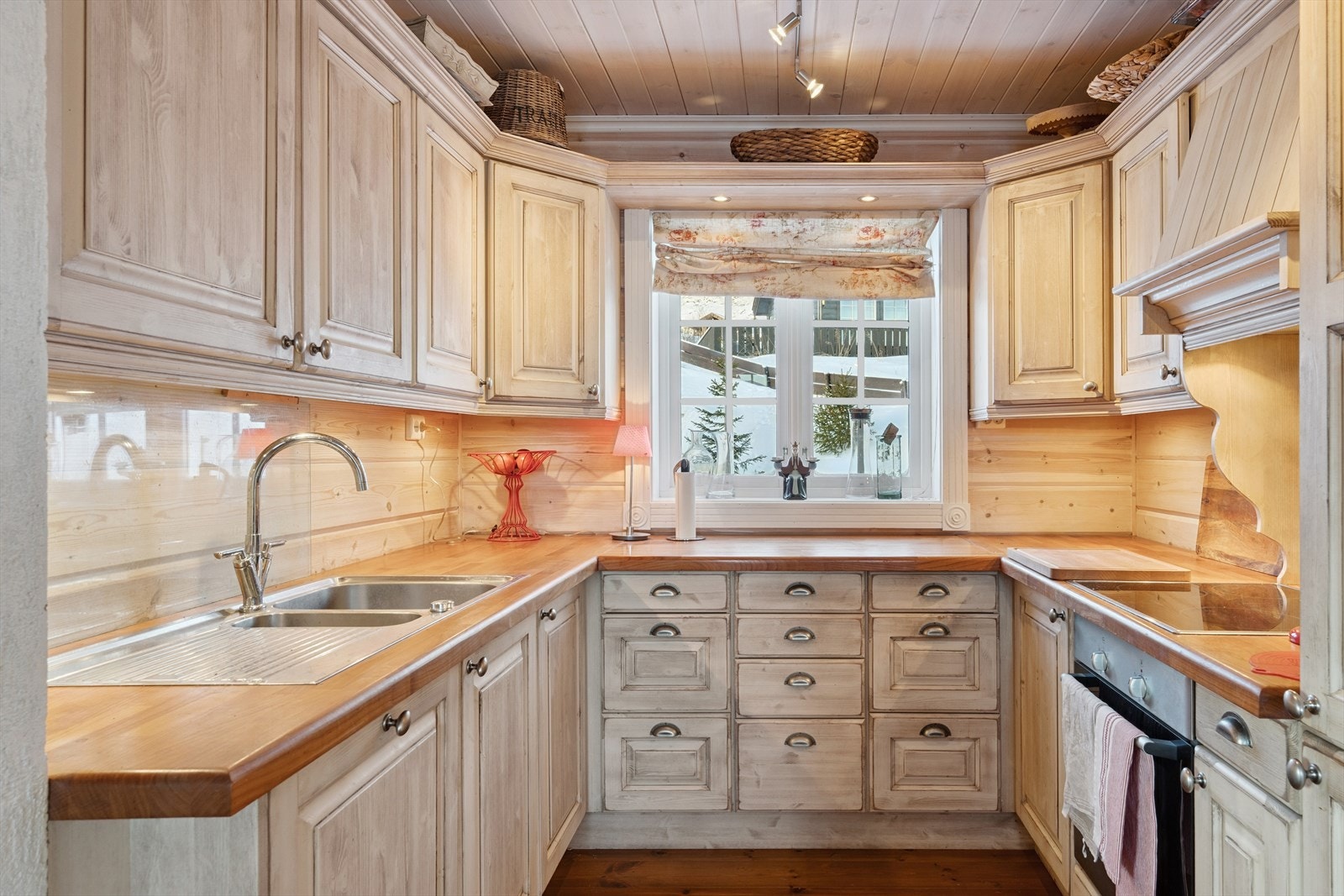 Kjøkkenet ligger i fin nærhet til spisestuen og har lys kjøkkeninnredning i heltre, samt benkeplate i behandlet heltre eik med nedfelt kjøkkenvask. Galleribilde