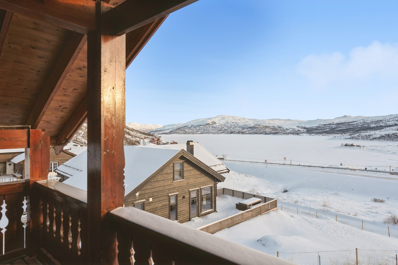 Her er det nydelig utsikt til bla. Otrøvatnet, Børrenøse, Filefjell skitrekk, Gudbrandslie, Vardefjell og Suletind. Galleribilde