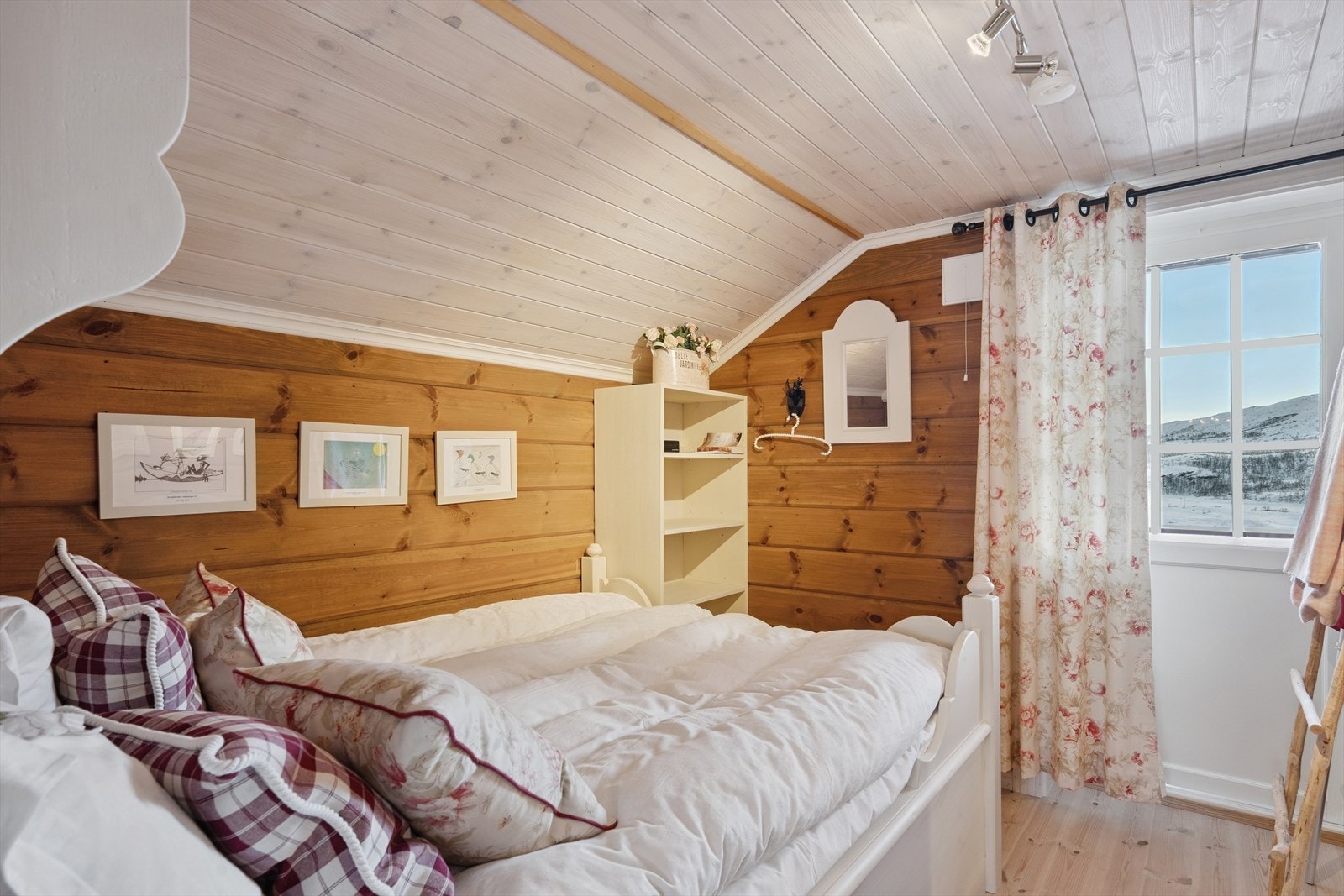 I etasjen er det også to soverom med sjarmerende skråtak. Galleribilde