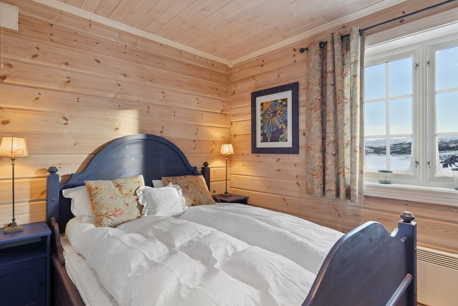 I hyttas hovedetasje er det ett romslig soverom med fin plass til dobbeltseng og garderobeskap. Ytterligere soveplasser finner man i den hyggelige loftsetasjen. Galleribilde