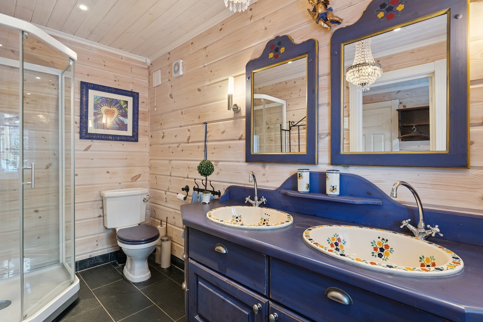 Hyttas bad ligger i hovedetasjen og har et pent gulv med keramiske fliser og varmekabler. Galleribilde