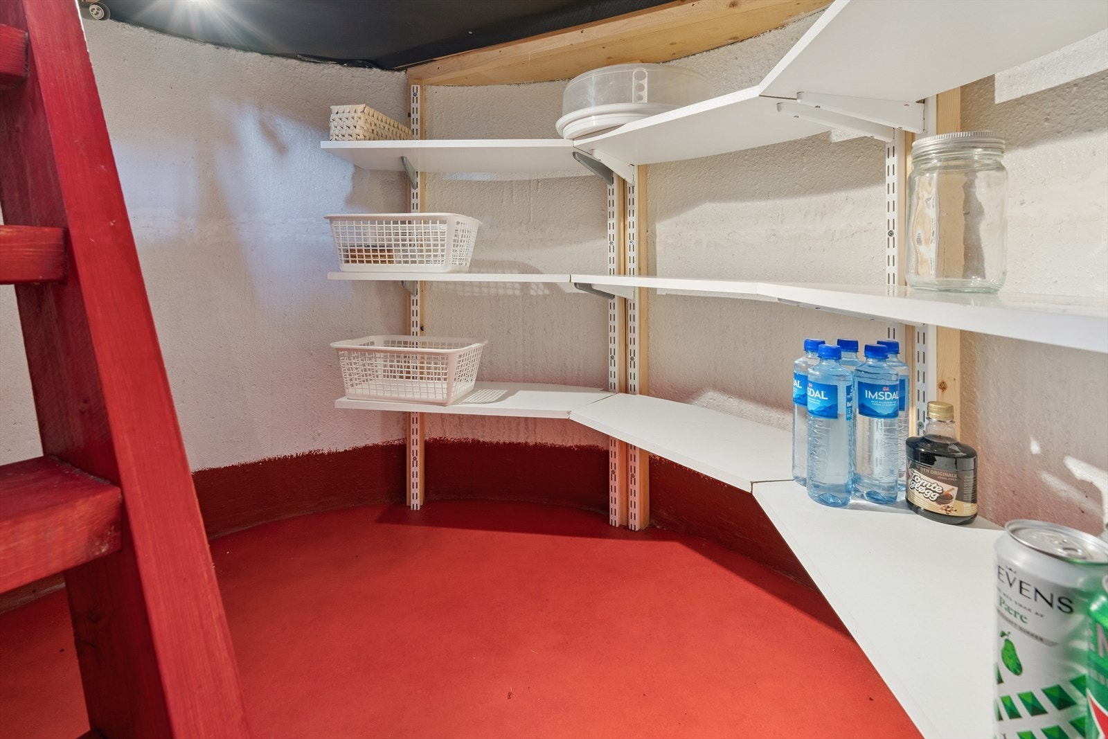 Under kjøkkenet er det en kjellerkulp av nedsatte kumringer. Galleribilde